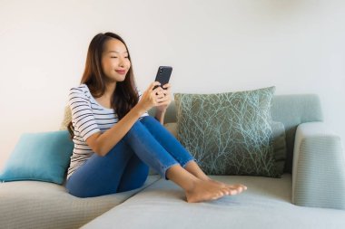 Güzel bir Asyalı kadın portresi. Cep telefonu kullanıyor ya da konuşuyor.