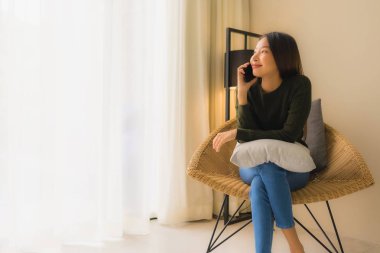 Konuşan cep telefonu kullanan güzel Asyalı genç kadınların portresi 