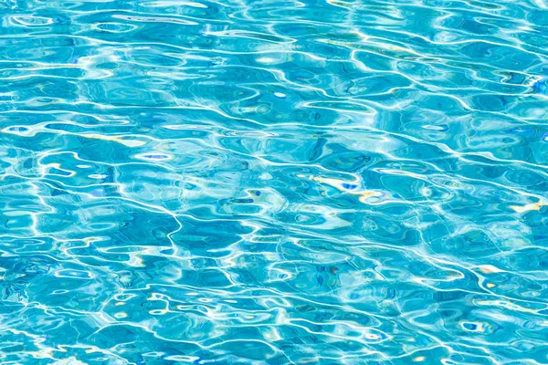 Réflexion abstraite et eau de piscine de surface avec backgroun de lumière du soleil — Photo