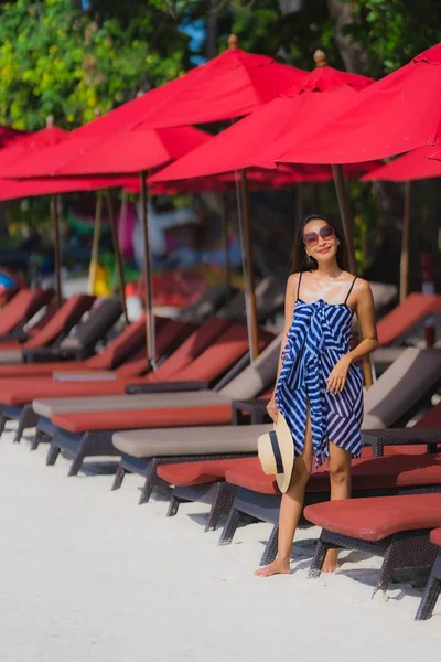 Portret jonge Aziatische vrouw glimlach gelukkig rond strand zee oceaan Wi — Stockfoto