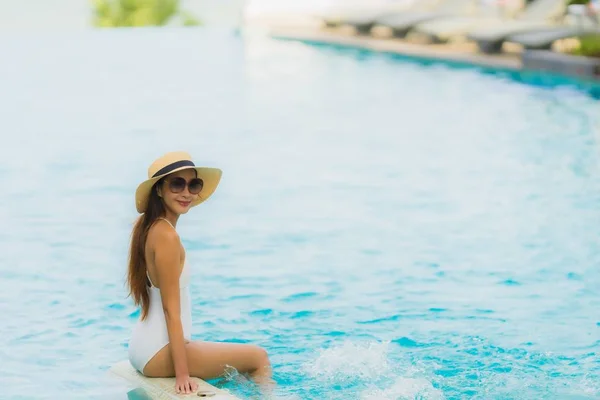 초상화 젊은 아시아 여자 행복 한 미소 휴식 주위에 수영 poo — 스톡 사진
