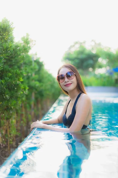 Retrato bonito jovem asiático mulheres feliz sorriso relaxar ao ar livre s — Fotografia de Stock