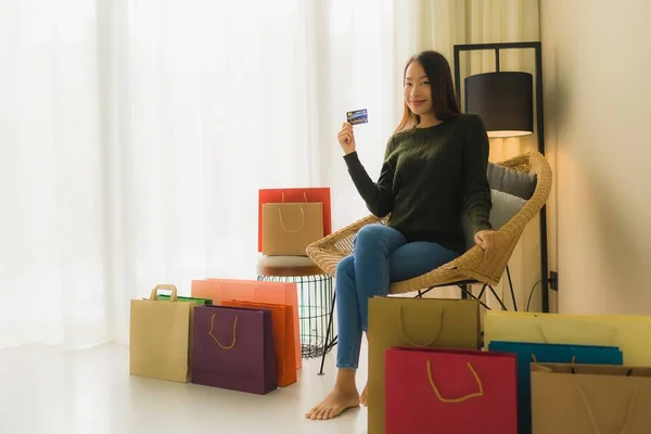 Retrato hermosa joven asiático mujeres utilizando ordenador portátil o sm — Foto de Stock