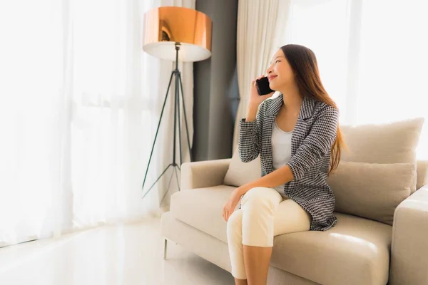 Porträt schöne junge asiatische Frauen mit sprechendem Handy — Stockfoto