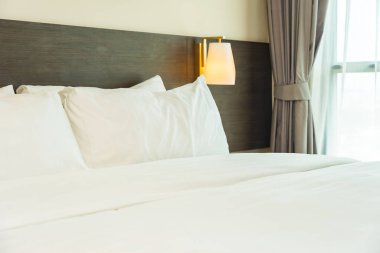 Güzel lüks rahat beyaz yastık ve battaniye yatakta