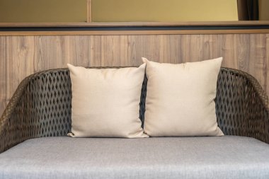 Koltuğun iç tarafında yastık var.