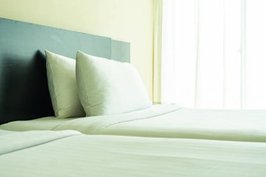 Yastık ve battaniye yatağın üzerinde, içinde lamba süslemesi var.