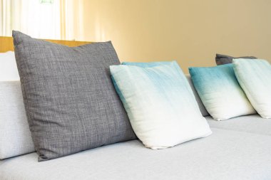 Kanepe sandalyede rahat yastık