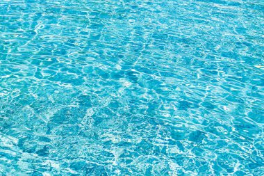 Soyut ve yüzey havuzu suyu, güneş ışığının geri çekilmesiyle yansır