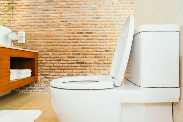 Witte wc-pot en zetel — Stockfoto