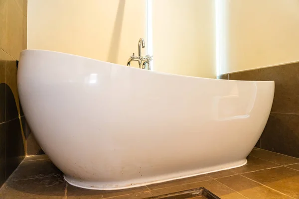 Mooie luxe witte badkuip interieur — Stockfoto