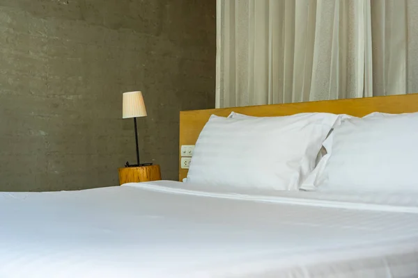 Almohada y manta en la cama con lámpara de luz decoración interior —  Fotos de Stock