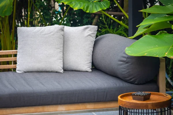 Travesseiro confortável na cadeira do sofá — Fotografia de Stock