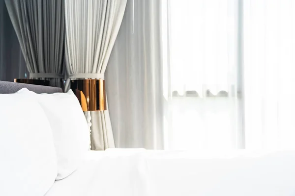 Beyaz yastık Yatak Dekorasyon iç — Stok fotoğraf