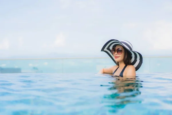 Retrato bonito jovem asiático mulheres feliz sorriso relaxar ao ar livre s — Fotografia de Stock