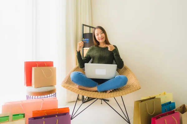 Retrato hermosa joven asiático mujeres utilizando ordenador portátil o sm — Foto de Stock