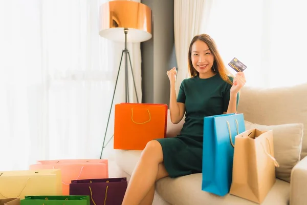 Retrato hermosa joven asiático mujeres utilizando ordenador portátil o sm — Foto de Stock