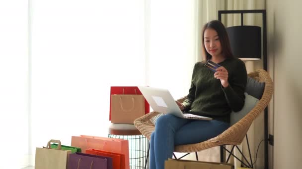 Видео Красивой Азиатской Женщины Делающей Электронные Покупки Дома — стоковое видео