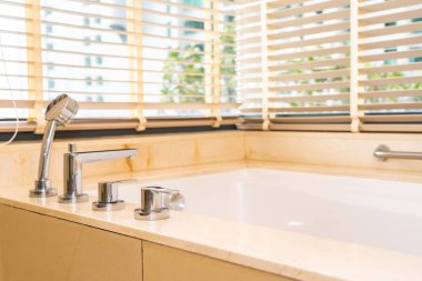 Güzel, lüks, beyaz küvet dekorasyonu.