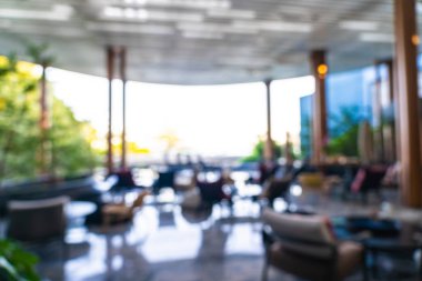 Otel lobisinin içi bulanık.