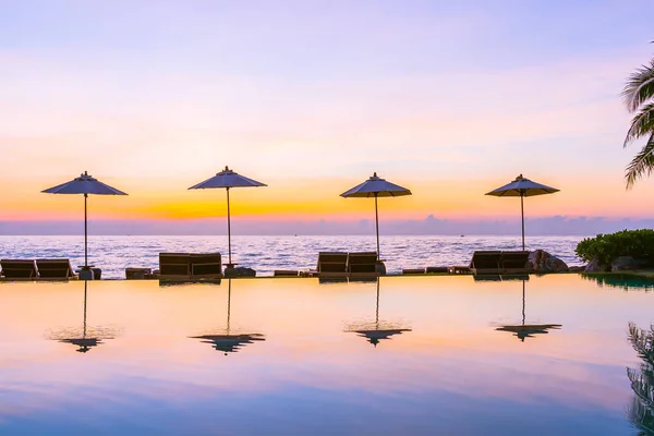 Ombrellone e sedia intorno alla piscina nel resort hotel per leis — Foto Stock