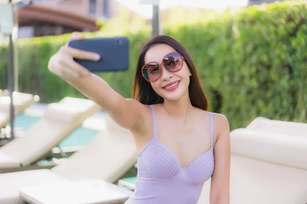 Retrato bonito asiático mulheres feliz sorriso relaxar ao redor natação — Fotografia de Stock