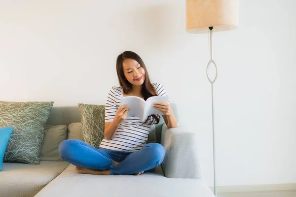 Retrato hermosa joven asiático mujeres leyendo libro con café cu — Foto de Stock