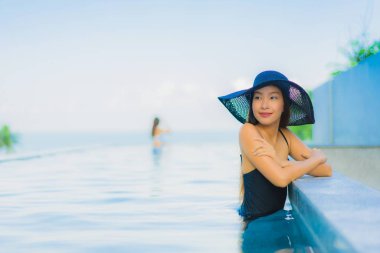 Güzel Asyalı genç kadınların portresi mutlu bir gülümseme açık havada rahatla