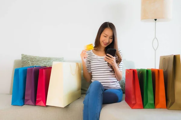 Retrato hermosa joven asiático mujeres con tarjeta de crédito móvil pho — Foto de Stock