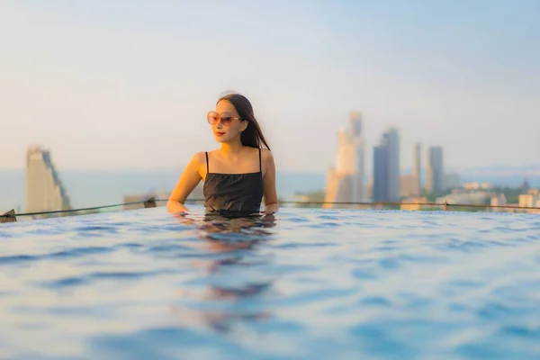 Portret mooie jonge aziatische vrouwen gelukkig glimlach ontspannen buiten s — Stockfoto