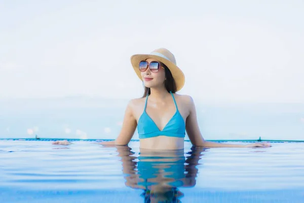 Retrato bonito jovem asiático mulheres feliz sorriso relaxar ao ar livre s — Fotografia de Stock