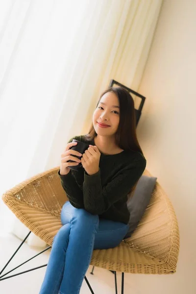 Retrato hermosa joven asiático mujer hold café taza y sentado —  Fotos de Stock