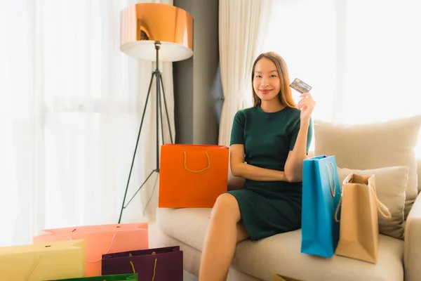 Retrato hermosa joven asiático mujeres utilizando ordenador portátil o sm — Foto de Stock