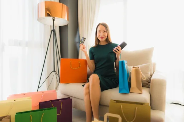 Retrato hermosa joven asiático mujeres utilizando ordenador portátil o sm — Foto de Stock