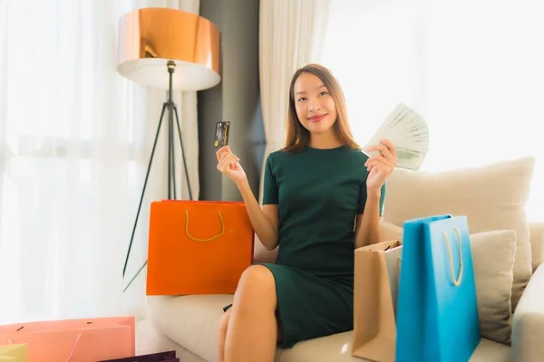 Retrato hermosa joven asiático mujeres utilizando ordenador portátil o sm — Foto de Stock