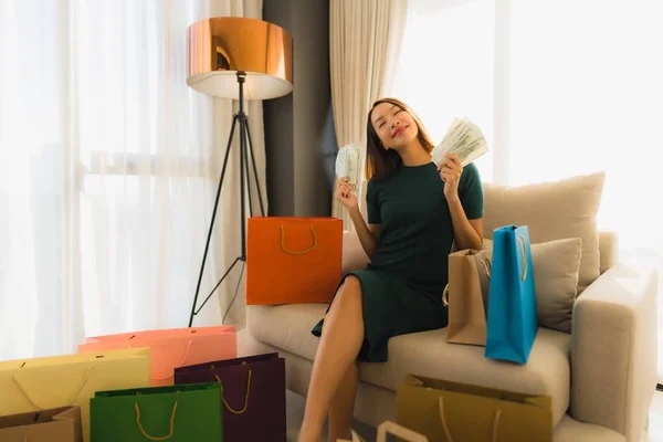 Retrato hermosa joven asiático mujeres utilizando ordenador portátil o sm — Foto de Stock