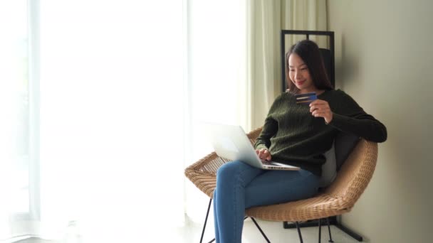 Güzel Asyalı Kadının Evde Dizüstü Bilgisayarla Alışveriş Yaptığı Görüntüler — Stok video