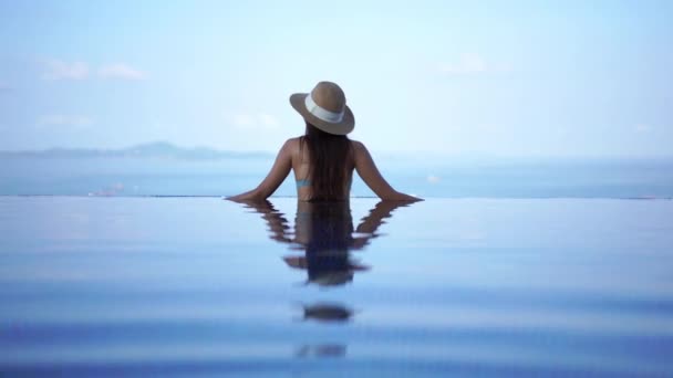 Metraje Mujer Asiática Relajándose Piscina Durante Las Vacaciones Verano — Vídeos de Stock