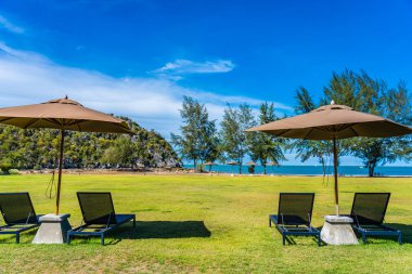 Şemsiye ve c ile deniz ve plaj güzel açık manzara