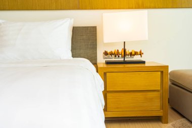 Hafif lamba ile yatak dekorasyonbeyaz rahat yastık