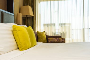 Yastık ve battaniye yatağın üzerinde, içinde lamba süslemesi var.