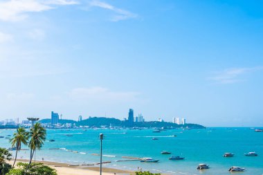 Beyaz bulut ve mavi gökyüzü ile güzel manzara ve deniz okyanusu 