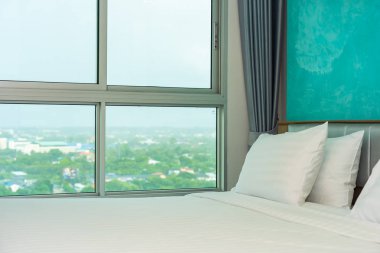 Yastık ve battaniye yatağın üzerinde, içinde lamba süslemesi var.