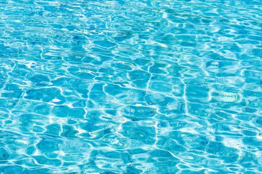 Soyut ve yüzey havuzu suyu, güneş ışığının geri çekilmesiyle yansır