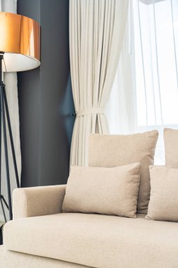 Kanepe sandalyede rahat yastık