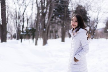 Kar kazanmak seyahat için mutlu gülümseyen güzel genç Asyalı kadın