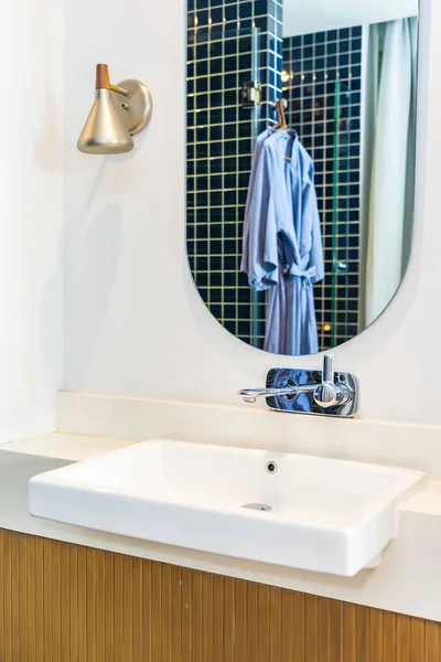 Wasserhahn Waschbecken Dekoration im Badezimmer — Stockfoto