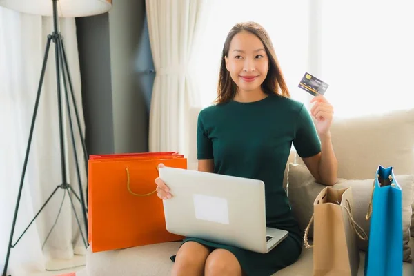 Portret mooie jonge aziatische vrouwen met behulp van computer laptop of sm — Stockfoto