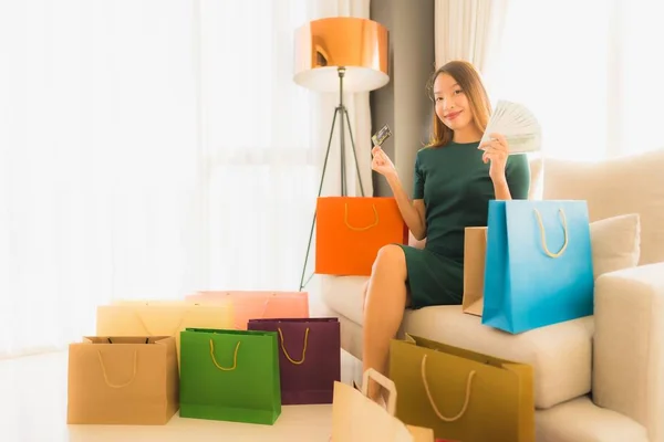 Retrato hermosa joven asiático mujeres utilizando ordenador portátil o sm — Foto de Stock