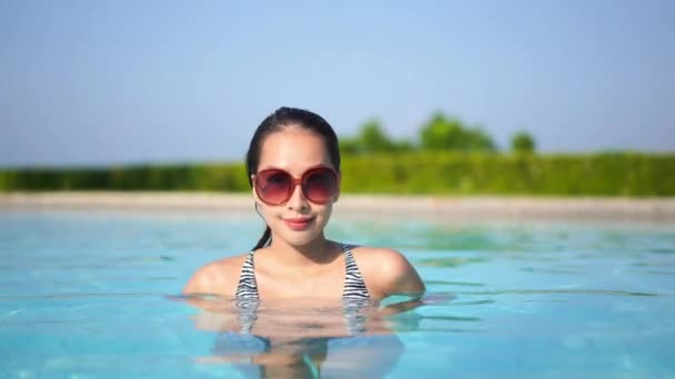 Filmati Donna Asiatica Che Rilassa Piscina Durante Vacanze Estive — Video Stock